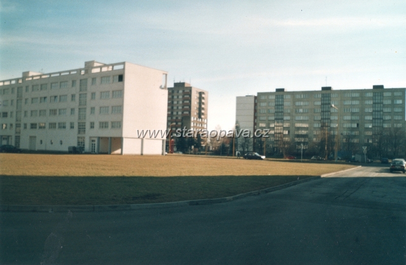 halkova (9).jpg - Pohled s Hálkové ulice směrem k Ratibořské. Na travnatém prostranství byl nedávno postavený bytový dům (2013). Foto z roku 1999.